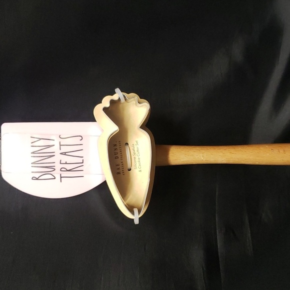 Rae Dunn NWT Wooden Handle Easter Spatula and Cookie Cutter Set - Picture 1 of 4